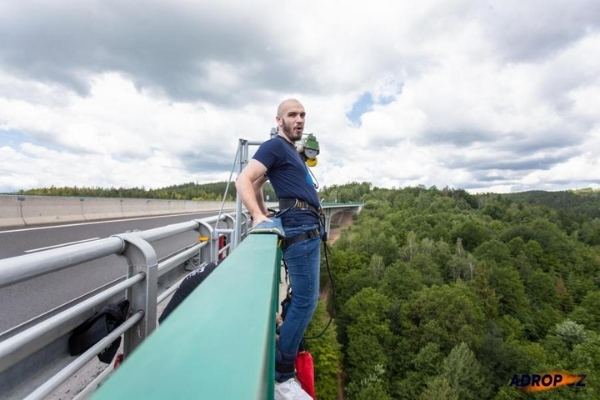 Bungee jumping z mostu Hačka v Chomutově