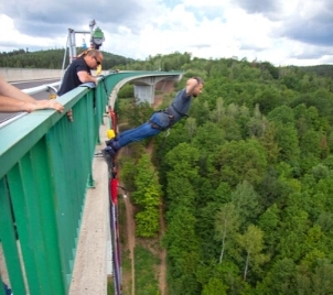 Bungee jumping z mostu v Chomutově