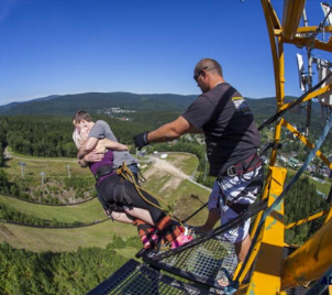 Bungee jumping z televizní věže v Harrachově