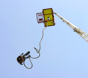 Bungee jumping z jeřábu