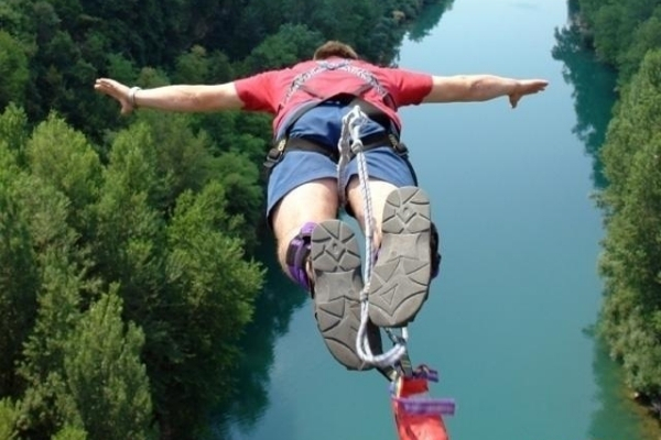 Dárek k Vánocům pro teenagery - bungee jumping