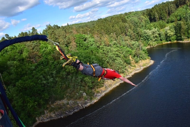 Bungee jumping nad vodou Zvíkov