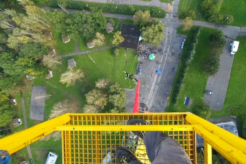 Výhled při bungee jumpingu z jeřábu